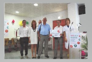 Bruno Peruzzo, Fabienne Arisdakessian, Jean-Marc Grenier, André Desmerger, Jean-Pierre Gillet, remettent 15000 € à un membre de l'équipe du Dr Bouvier.